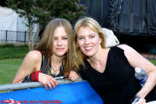 Amanda and Avril Lavigne-Atlanta8202.jpg (232375 bytes)